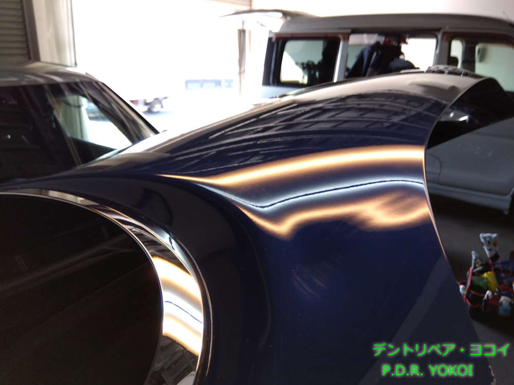 BMWミニのボンネットのライト横にできた筋状の凹み