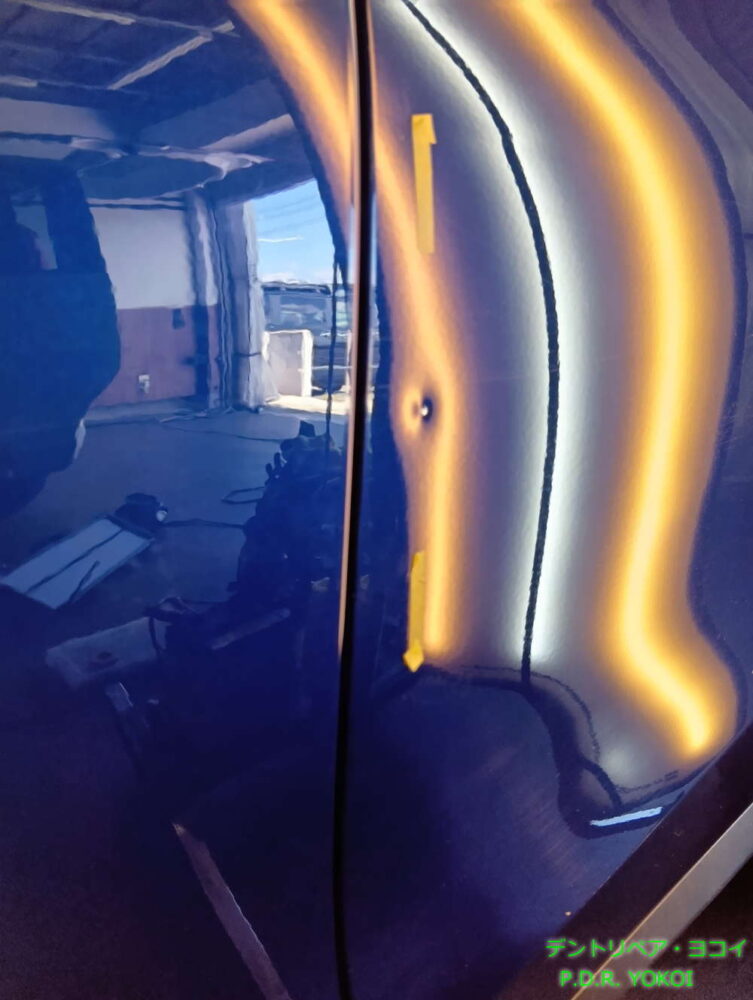 リアドアの前端近くのヘコミ